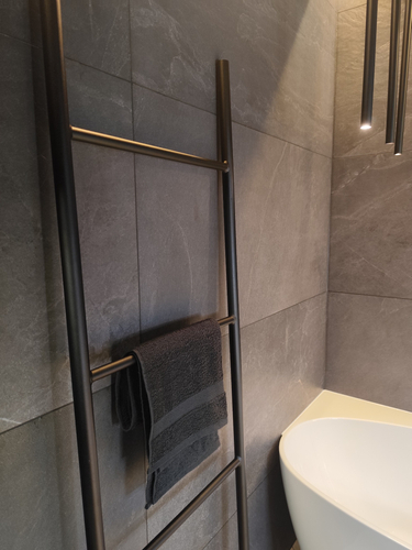 Wieszak Drabinka na ręczniki wolnostojąca metalowa ESCADO - Czarny