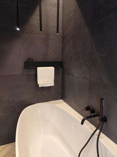 Wieszak Uchwyt na ręcznik wiszący z półką RETTO - Czarny