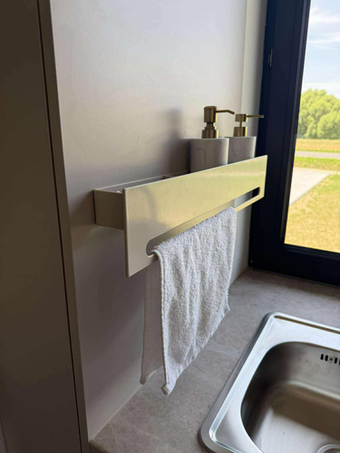 Uchwyt na ręcznik wiszący z półką RETTO - Kaszmir Połysk