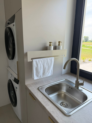 Uchwyt na ręcznik wiszący z półką RETTO - Kaszmir Połysk