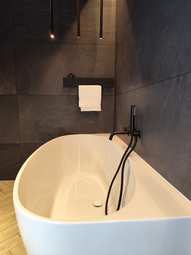 Wieszak Uchwyt na ręcznik wiszący z półką RETTO - Czarny