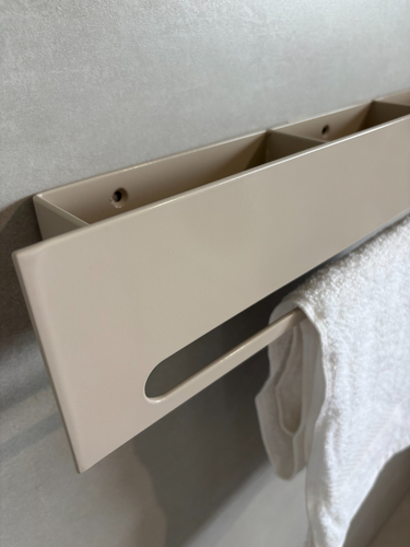 Uchwyt na ręcznik wiszący z półką RETTO - Kaszmir Połysk