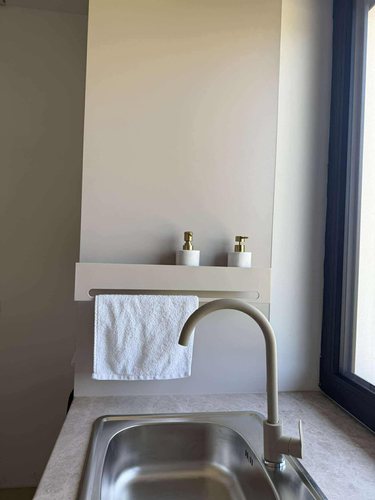 Uchwyt na ręcznik wiszący z półką RETTO - Kaszmir Połysk